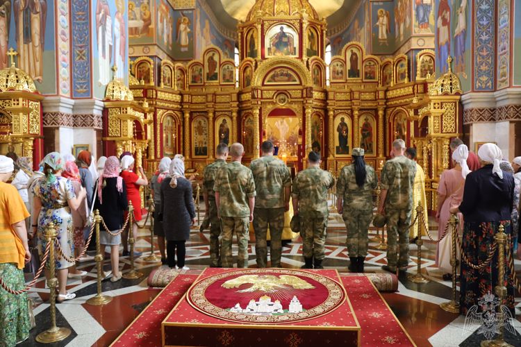 Росгвардейцы ХМАО-Югры в день Крещения Руси приняли участие в литургии и молебне, посвящённом небесному покровителю войск национальной гвардии – Святому Князю Владимиру 