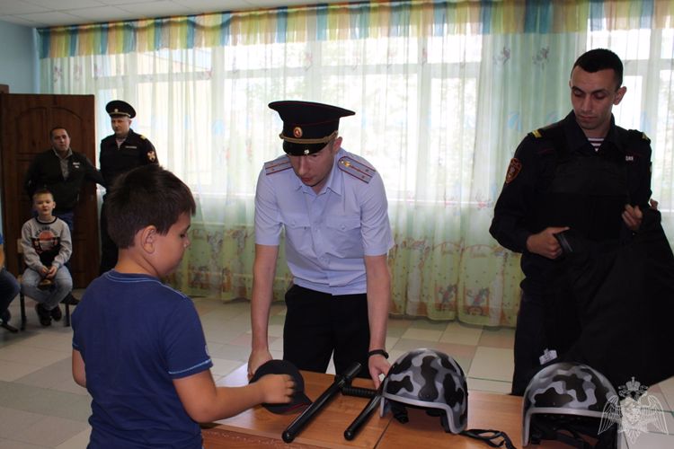 В рамках акции «С чего начинается Родина» росгвардейцы Урайского отдела вневедомственной охраны посетили лагерь дневного пребывания «Планета детства»