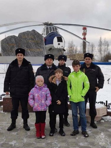 Семья участников всероссийского проекта «Дети-герои» побывала в гостях у нижневартовских росгвардейцев