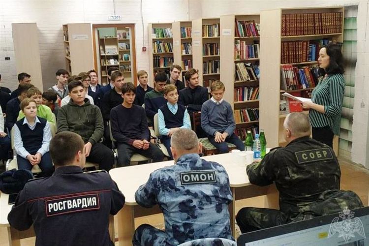 Росгвардейцы Югры провели патриотическое занятие для старшеклассников из деревни Сайгатино