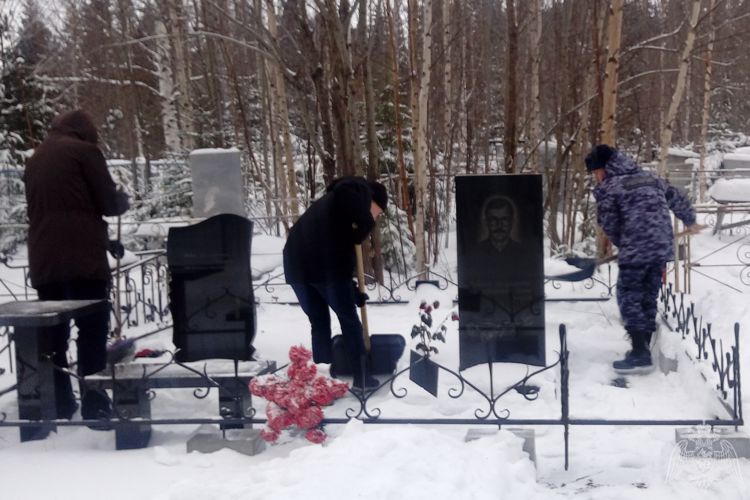 Росгвардейцы Югры привели в порядок место захоронения погибшего военнослужащего