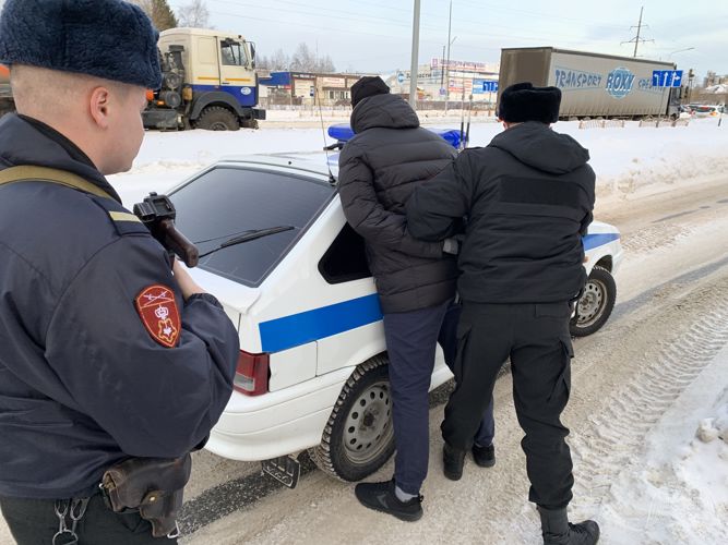 В Югре росгвардейцы оперативно задержали мужчину, похитившего из магазина женскую куртку