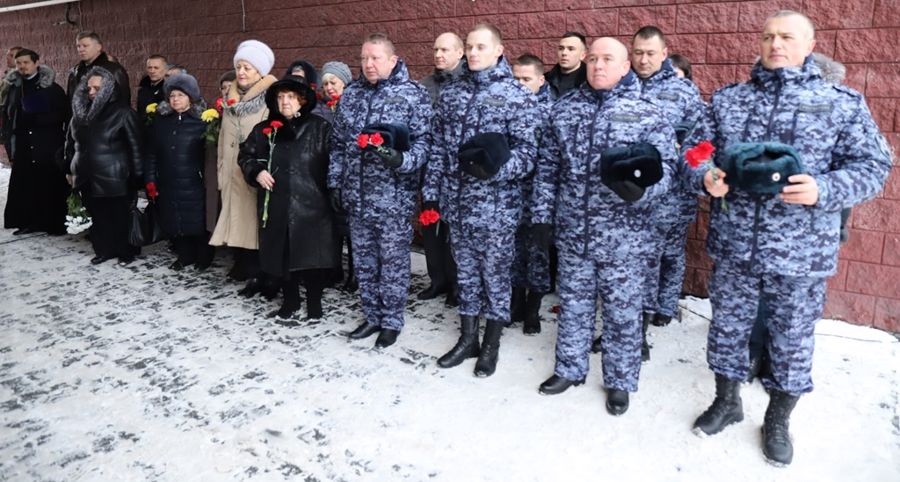 В Ханты-Мансийске начальник окружного управления Росгвардии  принял участие в открытии памятной доски кавалеру Ордена Мужества Тихон Антону