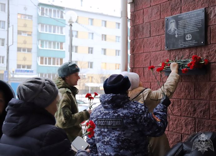 В Ханты-Мансийске начальник окружного управления Росгвардии  принял участие в открытии памятной доски кавалеру Ордена Мужества Тихон Антону