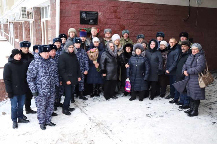 В Ханты-Мансийске начальник окружного управления Росгвардии  принял участие в открытии памятной доски кавалеру Ордена Мужества Тихон Антону