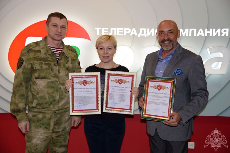 В Югре росгвардейцы наградили сотрудников окружной телерадиокомпании за сотрудничество