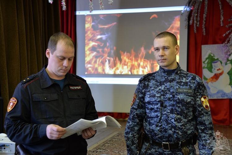 В Югре росгвардейцы провели Урок мужества, посвященный 76–летию снятия блокады Ленинграда