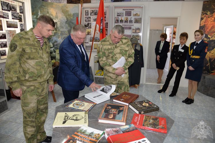 В Югре сотрудники Росгвардии провели урок «Введение в профессию» для кадетов школы-интерната имени героя Советского союза Безноскова Ивана