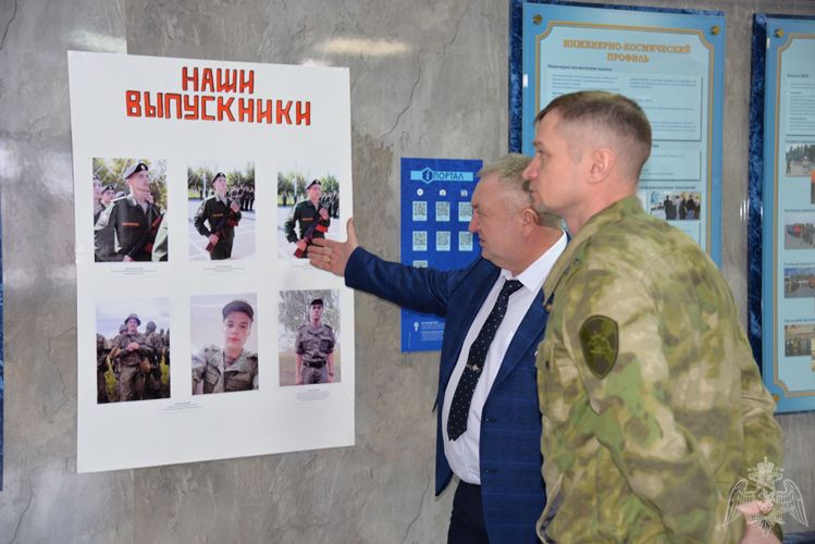 В Югре сотрудники Росгвардии провели урок «Введение в профессию» для кадетов школы-интерната имени героя Советского союза Безноскова Ивана