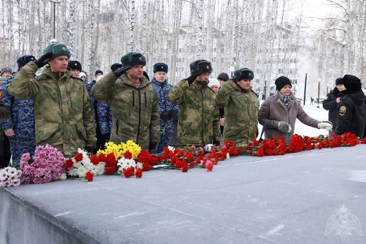Офицеры югорской Росгвардии почтили память защитников Сталинграда