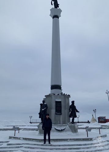 В рамках Всероссийской акции «Росгвардия. Гид» сотрудники Ханты-Мансийского отдела вневедомственной охраны посетили скульптуру «Великим Сибирским экспедициям»