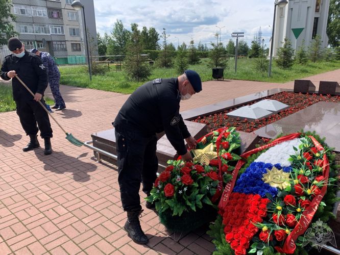 Сотрудники Росгвардии привели в порядок места захоронения и мемориалы памяти в Югре