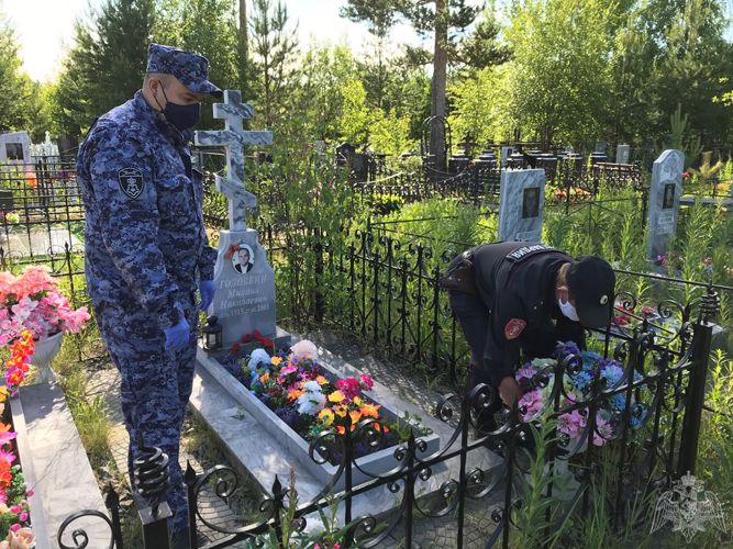 Сотрудники Росгвардии привели в порядок места захоронения и мемориалы памяти в Югре