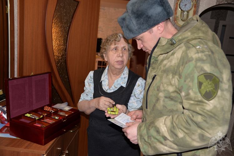 В Югре офицеры Росгвардии встретились с председателем местного cовета ветеранов блокадного Ленинграда