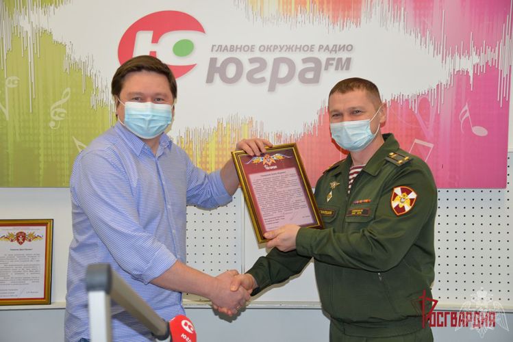 В Югре росгвардейцы поздравили представителей региональных радиостанций со Всемирным Днем радио
