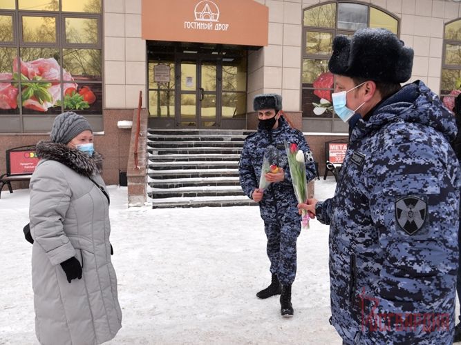 В Югре сотрудники Росгвардии поддержали ведомственную акцию и подарили женщинам региона весенние комплименты