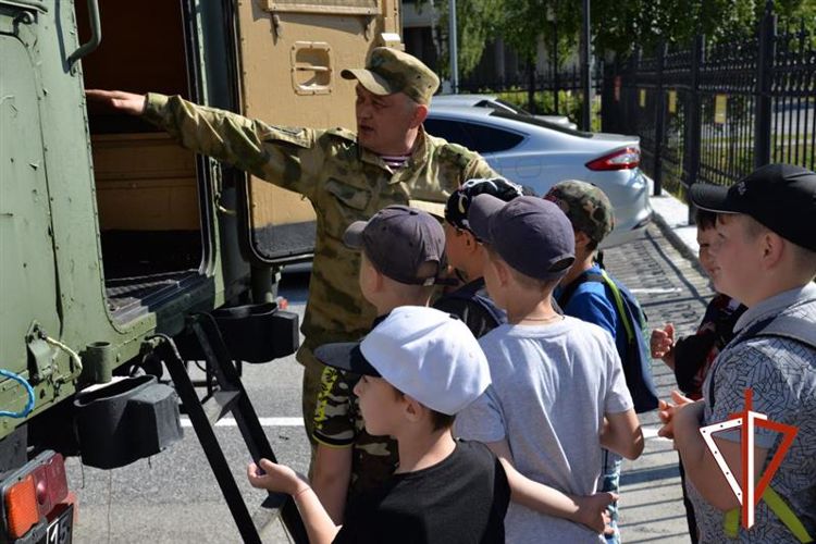 Росгвардейцы познакомили воспитанников ханты-мансийского Центра социальной помощи семье и детям с профессией военного связиста