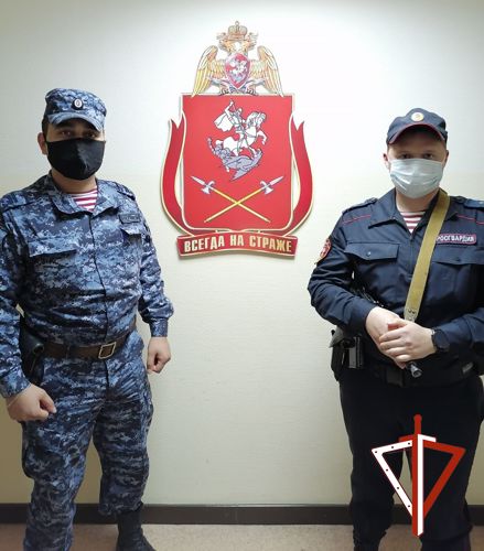 В Югре сотрудники Росгвардии задержали подозреваемую в нанесении ножевого ранения