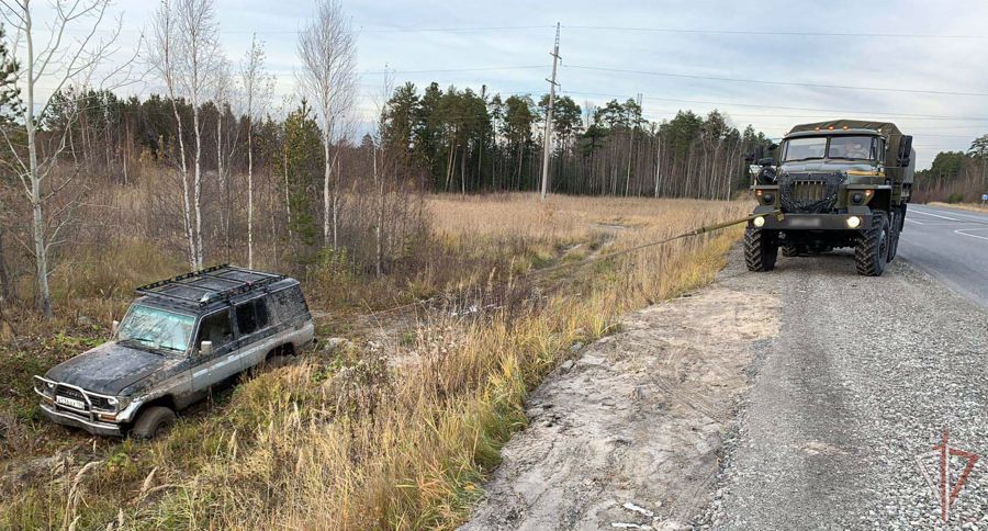 В Югре росгвардейцы помогли водителю, попавшему в сложную дорожную ситуацию