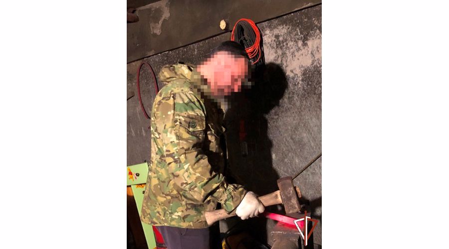 В Югре офицер Росгвардии рассказал сослуживцам о своем увлечении кузнечным делом