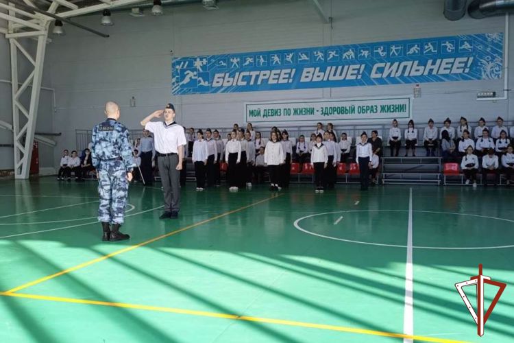 Представители Росгвардии вошли в состав жюри конкурсов строя и песни, состоявшихся в школах Югры