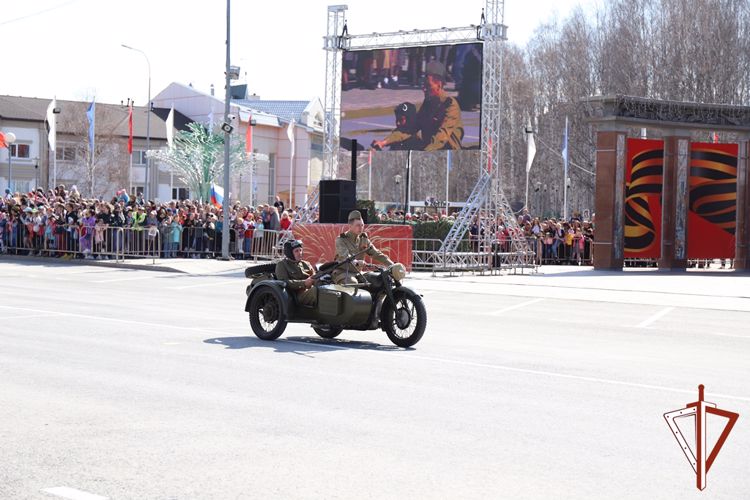 Военнослужащие и сотрудники Росгвардии приняли участие в торжественных мероприятиях по случаю празднования Дня Победы в столице Югры