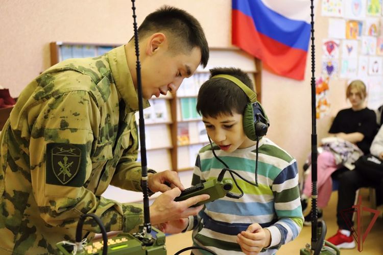 Юные югорчане познакомились с профессией связиста Росгвардии