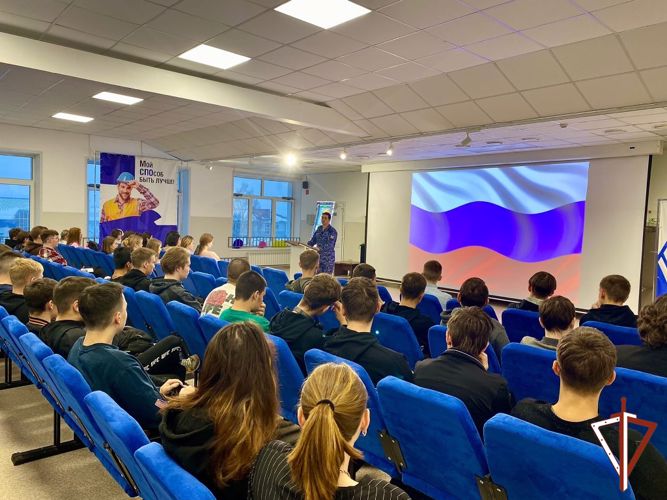Росгвардейцы провели профориентационные встречи со студентами из Югры