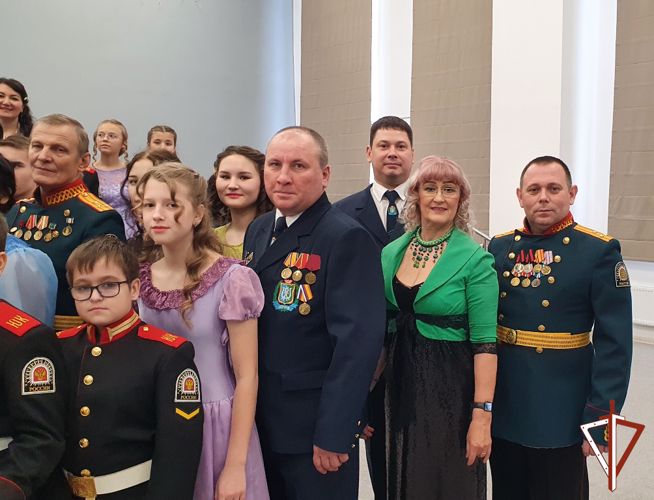 Офицеры Росгвардии приняли участие в открытии кадетского бала в Югре
