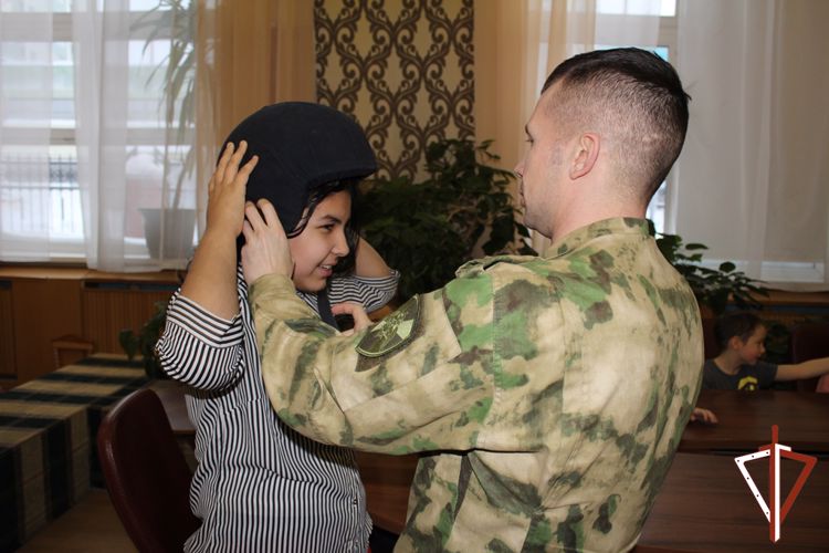 Представители Росгвардии провели тематическую встречу с воспитанниками подшефного социального центра, посвященную Дню инженерной службы ведомства