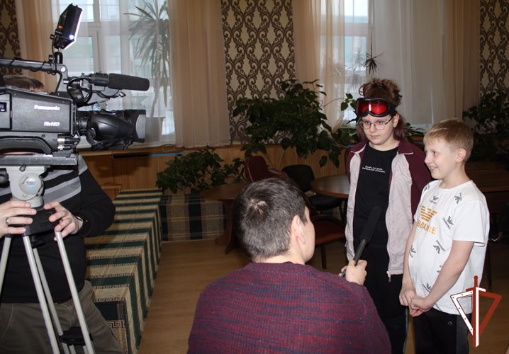 Представители Росгвардии провели тематическую встречу с воспитанниками подшефного социального центра, посвященную Дню инженерной службы ведомства