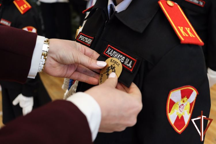 Офицеры Росгвардии приняли торжественную клятву у кадет подшефной школы в Югре