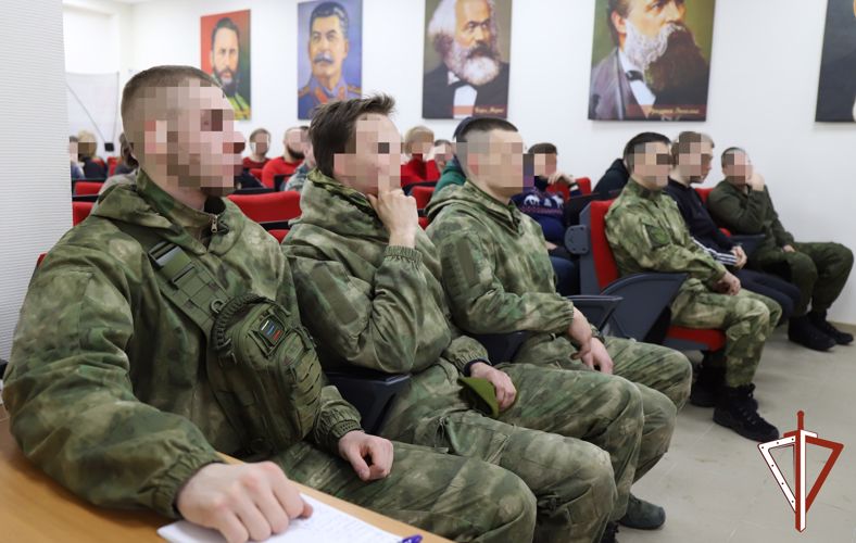 Офицеры Росгвардии принимают участие в подготовке добровольцев из Югры