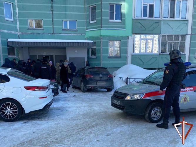 В Нижневартовске сотрудники ОМОН Росгвардии оказали содействие правоохранительным органам в задержании местного жителя, открывшего стрельбу в жилом доме
