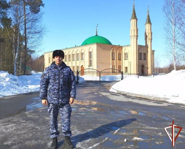 В Югре Росгвардия обеспечила охрану общественного порядка во время проведения мусульманского праздника Ураза-Байрам