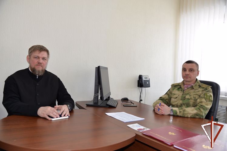 В Югре накануне православных праздников Росгвардия организовала встречи с представителями Русской православной церкви
