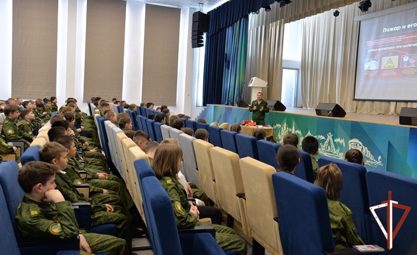 Офицер Росгвардии в Югре провел урок безопасности и рассказал кадетам о поступлении в вузы ведомства