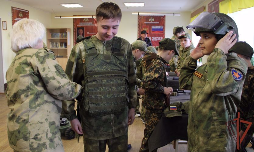 Курсанты «Гвардейской смены» из Югры побывали в кинологическом центре Уральского округа Росгвардии