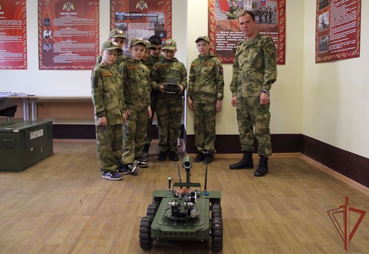 Курсанты «Гвардейской смены» из Югры побывали в кинологическом центре Уральского округа Росгвардии