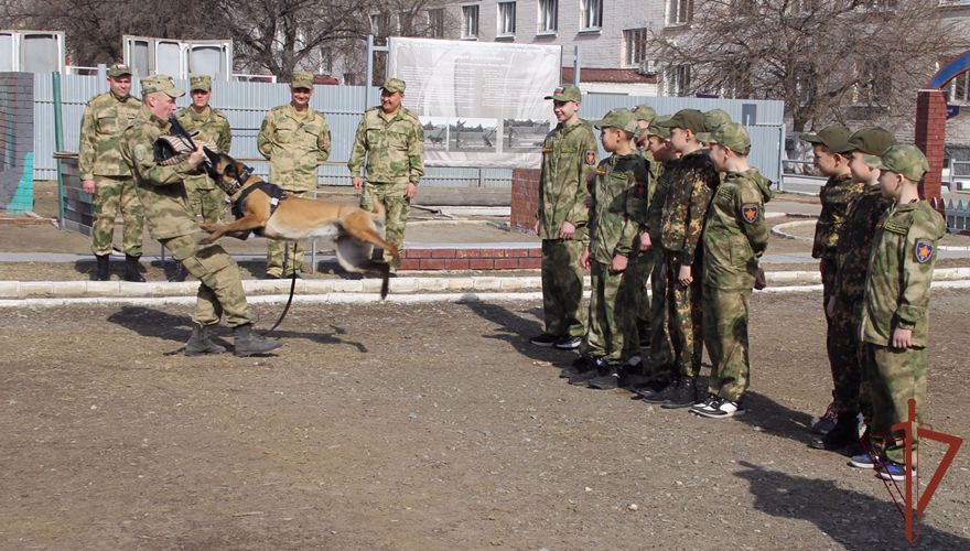 Курсанты «Гвардейской смены» из Югры побывали в кинологическом центре Уральского округа Росгвардии
