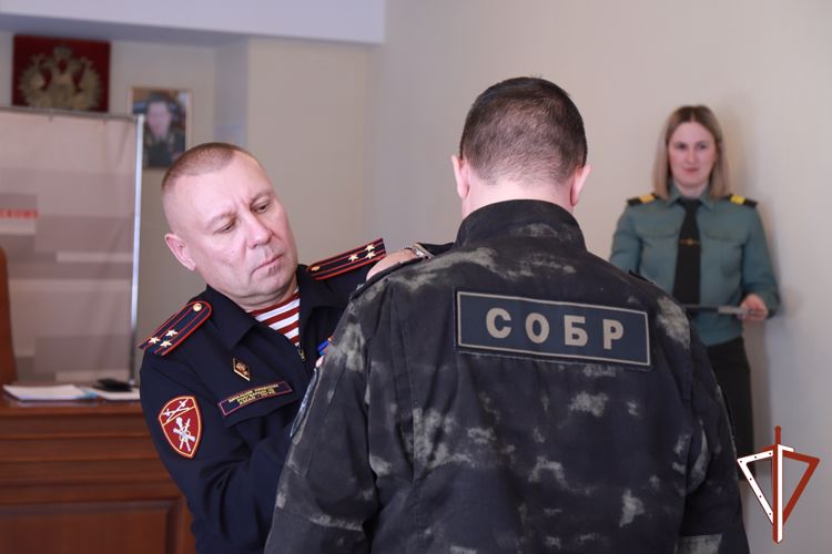 В столице Югры наградили отличившихся военнослужащих, сотрудников и гражданских служащих Росгвардии