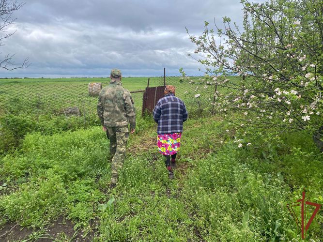 Росгвардейцы оказали помощь пожилой жительнице Херсонской области