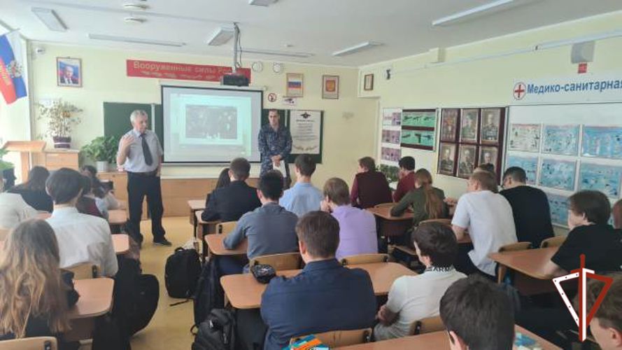 В Югре Росгвардия проводит цикл военно-патриотических мероприятий со школьниками ко Дню Победы