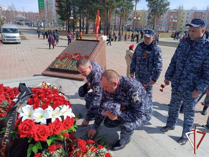 В Югре росгвардейцы приняли участие в памятных мероприятиях, посвященных 78-й годовщине Победы