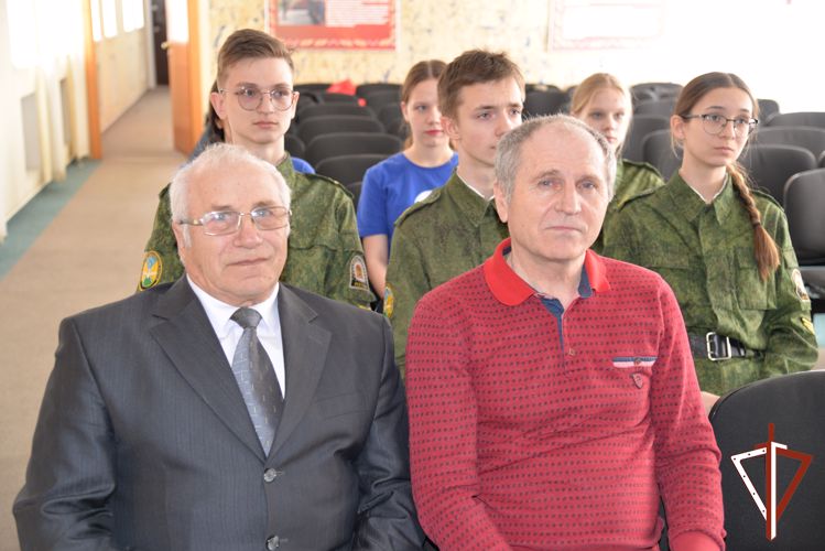В Югре росгвардейцы и ветераны  службы организовали для подшефных кадет и школьников дни открытых дверей
