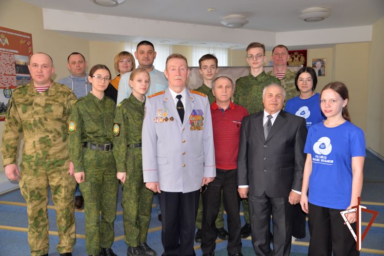 В Югре росгвардейцы и ветераны  службы организовали для подшефных кадет и школьников дни открытых дверей