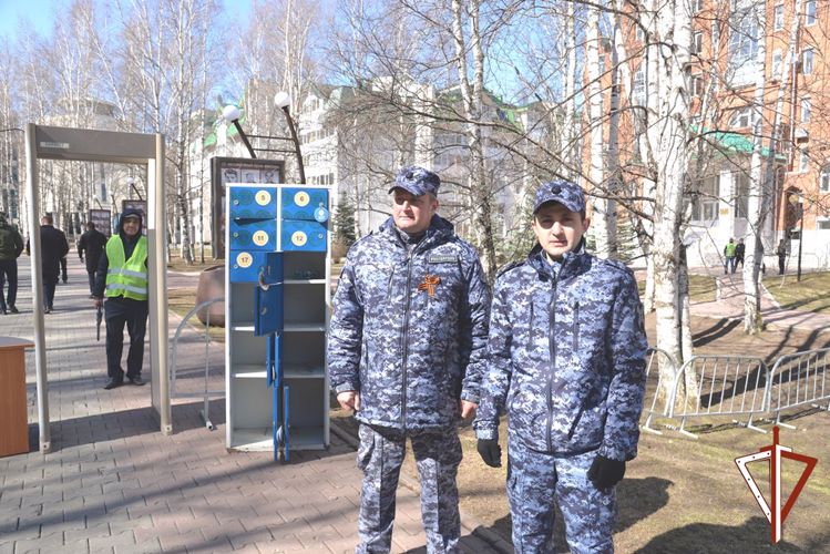 В Югре Росгвардия обеспечила охрану общественного порядка на праздничных мероприятиях в честь Дня Победы
