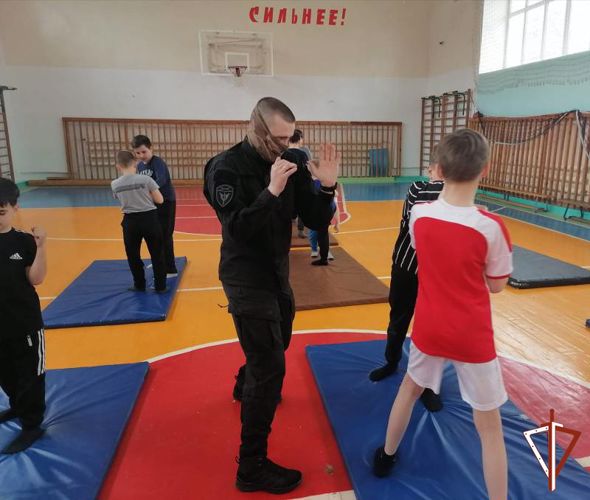 Офицеры Росгвардии провели занятия по самообороне и рассказали школьникам о дрессировке служебных собак  в Югре