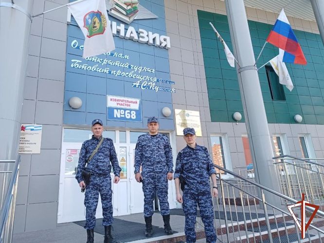 Сотрудники Росгвардии обеспечили безопасность проведения последних звонков в школах Югры