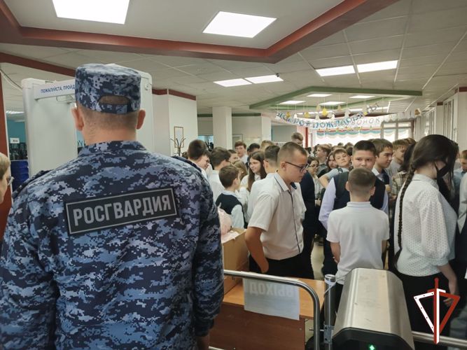 Сотрудники Росгвардии обеспечили безопасность проведения последних звонков в школах Югры